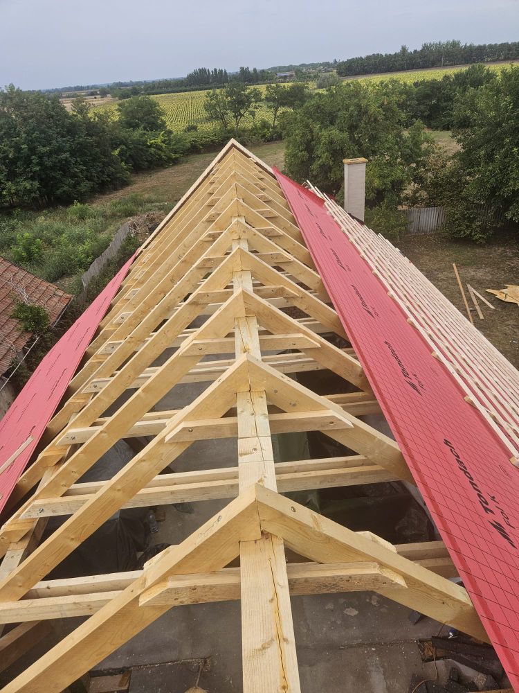 Interior mansardă cu structură din lemn vizibilă