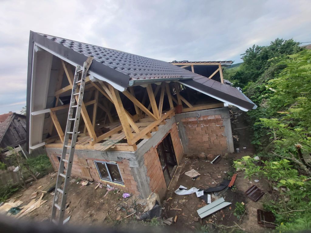 Structură de șarpantă la roșu, vedere de sus